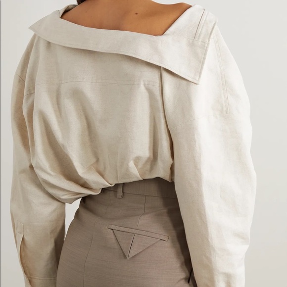 Jacquemus Mejean Cropped Twisted Cotton and Linen-Blend Shirt Neutrals FR40 - Picture 13 of 14